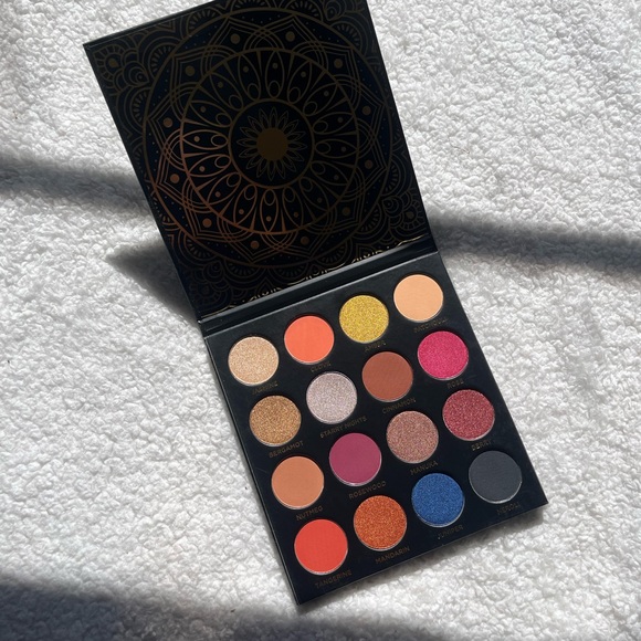 Ace Beaute Black and Gold Eyeshadow Palette - Picture 1 of 4